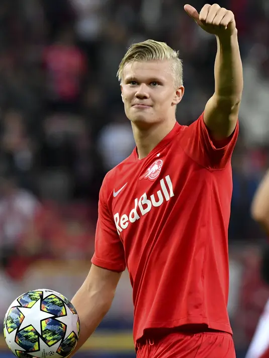 Penyerang Salzburg, Erling Haaland membawa bola usai pertandingan melawan Genk pada grup E Liga Champions di Salzburg, Austria (17/9/2019). Haaland merupakan anak dari seorang eks pemain Manchester City, Alf-Inge Haland. (AP Photo/Kerstin Jaensson)