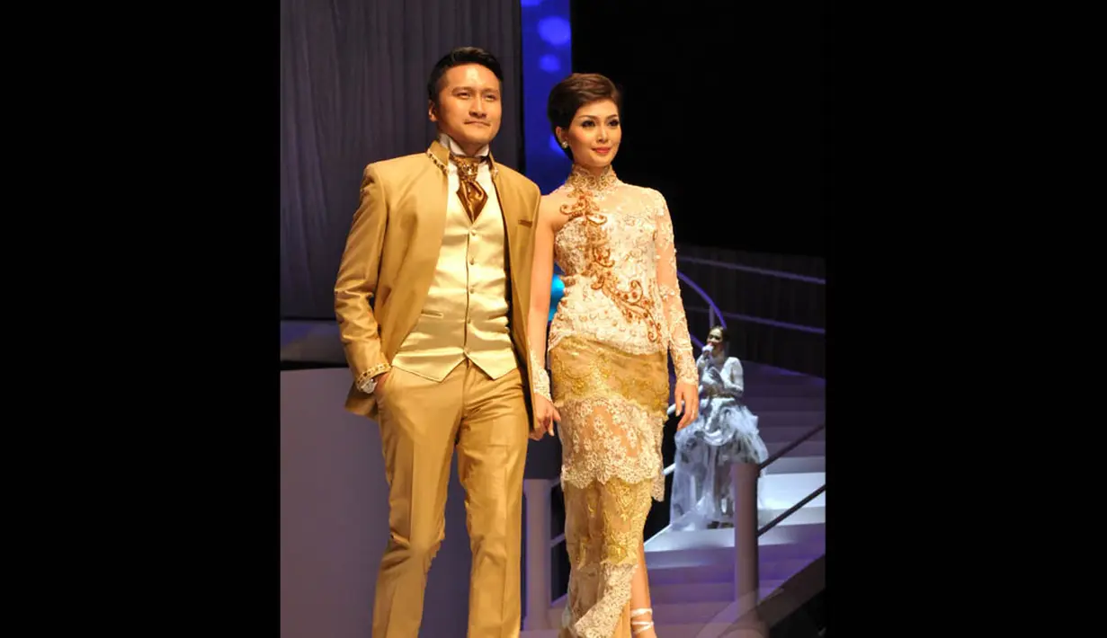 Arie Untung dan Fenita Arie membawakan karya Anne Avantie diiringi alunan orkestra dari Erwin Gutawa, Jakarta, (3/9/14). (Liputan6.com/Panji Diksana)