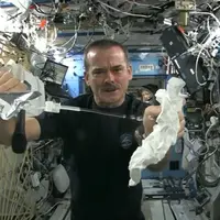 Chris Hadfield, astronot dari Kanada mencoba memeras handuk di luar angkasa. Apa yang terjadi? (Via: youtube.com)