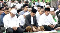 Presiden Joko Widodo atau Jokowi menunaikan ibadah salat Idul Adha di Semarang, Jawa Tengah. Tepatnya di Masjid Raya Baiturrahman, kawasan Simpang Lima Semarang, Jawa Tengah, Senin (17/6/2024). (Foto: Tangkapan layar Youtube Sekretariat Presiden).