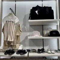Instalasi seni karya Adi Sundoro hadir sebagai bagian dari pembukaan butik terbaru Bimbi Group, dengan menghadirkan dedicated area BOSS Kidswear, 7 Agustus 2026. (Liputan6.com/Asnida Riani)