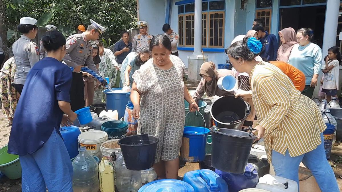 Krisis Air Bersih, 5.000 Liter Air Bersih Bantuan Polres Tasikmalaya Ludes Hanya Satu Jam Berita Viral Hari Ini Kamis 19 September 2024