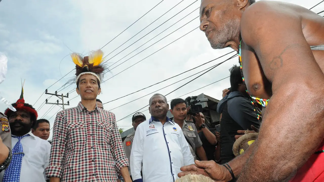 Berbaju Adat Papua, Jokowi Tampak Manis