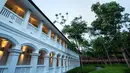 Nuansa putih terlihat di luar Hotel Capella, Pulau Sentosa di Singapura, Selasa (5/6). Hotel bintang lima dengan 111 kamar tersebut diperbincangkan setelah berlangsung pertemuan delegasi Amerika Serikat (AS) dan Korea Utara di sana. (AP/Yong Teck Lim)