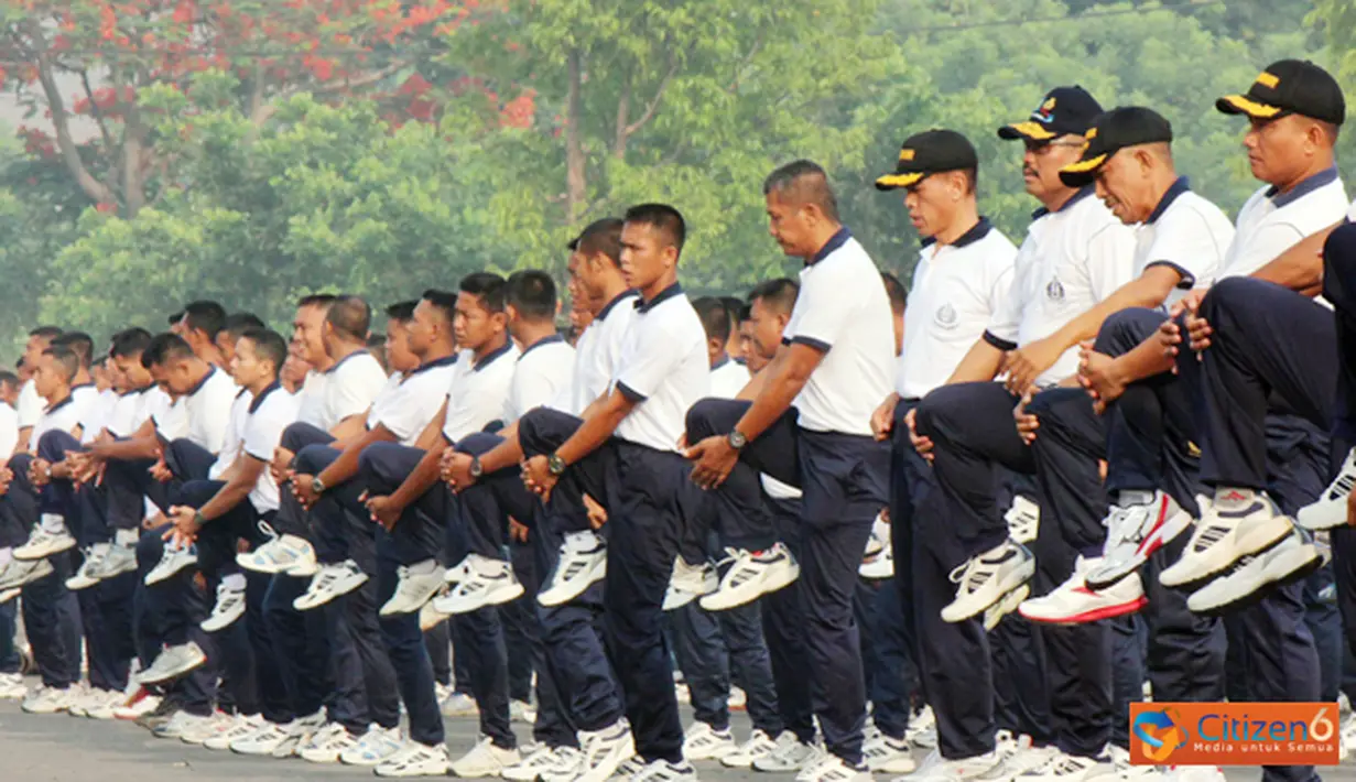 Citizen6, Surabaya: Diawali dengan senam pelemasan, jalan sehat yang diikuti ribuan prajurit pasmar-1 ini menempuh jarak + 7 Kilometer dengan mengelilingi Trian Sutedi Senaputra. (Pengirim: Diyat Akmal Thahar). 