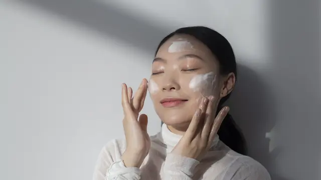 Seorang perempuan mengaplikasikan skincare di wajahnya (Foto Dok: Freepik/freepik)