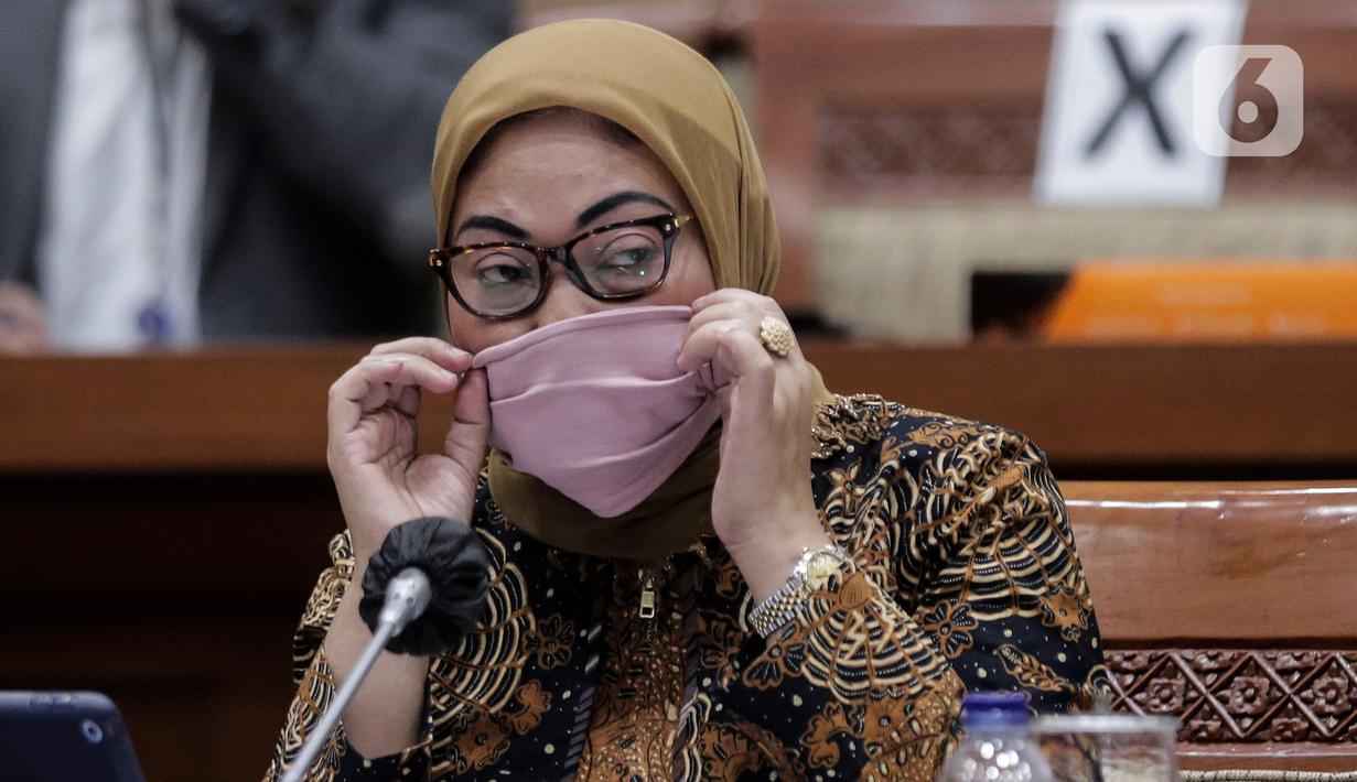 Menteri Ketenagakerjaan Ida Fauziyah mengikuti rapat kerja dengan Komisi IX DPR di Kompleks Parlemen, Senayan, Jakarta, Rabu (8/7/2020). Rapat tersebut membahas mengenai perlindungan Pemerintah terhadap ketahanan struktur ketenagakerjaan saat Pandemi Covid-19. (Liputan6.com/Johan Tallo)
