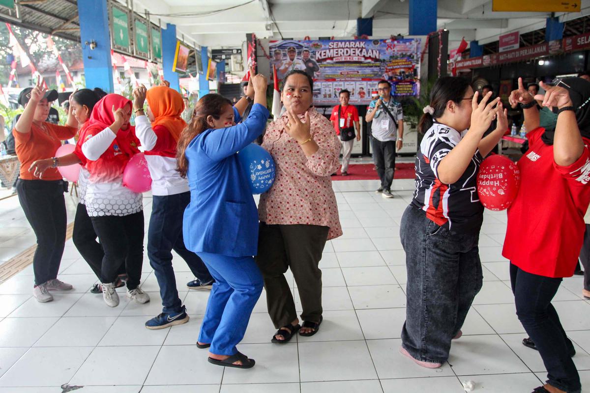 Ragam Lomba 17an Semarakkan Terminal Kampung Rambutan Jakarta