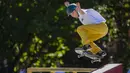 Skater asal Jepang Miyu Ito saat beraksi pada ajang Kejuaraan Dunia Skateboard Jalanan di Roma, Jumat (1/7/2022). (AP/Andrew Medichini)