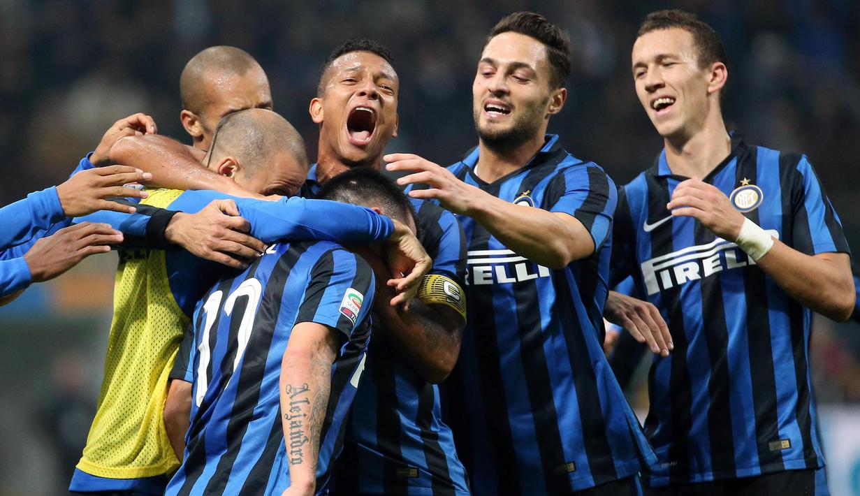 Para pemain Internazionale merayakan gol yang dicetak oleh Gary Medel pada laga Serie A melawan AS Roma di Stadion San Siro, Itali, Sabtu (31/10/2015). (EPA/Matteo Bazzi)