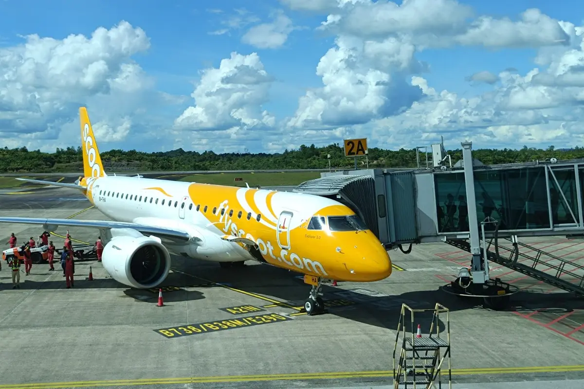 Pesawat terbaru Scoot, Embraer E190-E2 sesaat setelah tiba di bandara Sibu Rabu, 5 Juni 2024 (Foto:Liputan6.com/Annisa)
