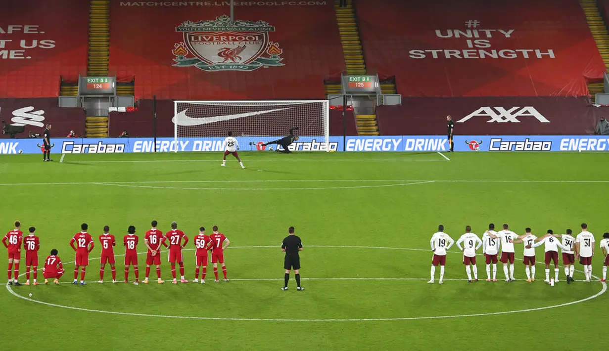 Pemain Arsenal Joe Willock mencetak gol dari titik penalti selama pertandingan putaran keempat Piala Liga antara Liverpool dan Arsenal di Anfield, Liverpool, Inggris, Kamis (1/10/2020). Arsenal mengalahkan Liverpool 5-4 melalui adu penalti. (Laurence Griffiths/Pool via AP)