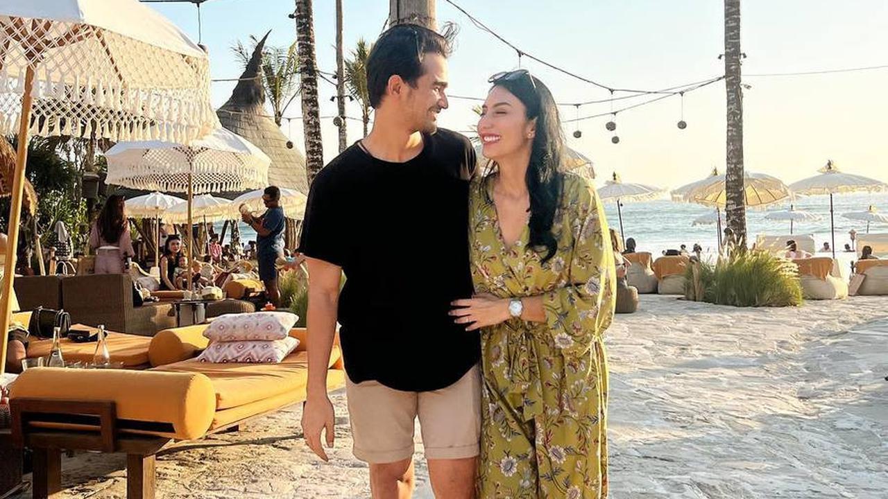 Tyas Mirasih & Tengku Tezi Bahagia