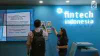 Pengunjung melihat barcode fintech pada Indonesia Fintech Summit and Expo (IFSE) 2019 di JCC Jakarta, Senin (23/9/2019). IFSE digelar sebagai upaya OJK dan Bank Indonesia selaku regulator untuk mengembangkan peran fintech dalam meningkatkan inklusi keuangan masyarakat. (Liputan6.com/Fery Pradolo)