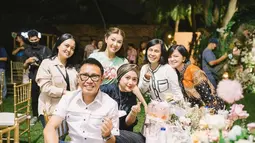Beberapa teman artis pun turut menghadiri ulang tahun Sarwendah yang ke-33 tahun. Ada Eko Patrio dan istri, serta beberapa artis lain. (instagram.com/ruben_onsu)