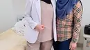 Penampilan terbaru Zaskia Gotik mengenakan atasan kemeja bermotif kotak, dipadunya dengan celana jeans dan hijab biru polos. [Foto: Instagram/zaskia_gotix]