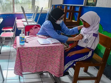 Paramedis Puseksmas Cinere memerikasa kesehatan murid kelas V sekolah dasar (SD) saat pelaksanaan Bulan Imunisasi Anak Sekolah (BIAS) 2026 di SDN Gandul 1, Depok, Jawa Barat, Kamis, 06 Agustus 2026. (KLY/Arie Basuki).