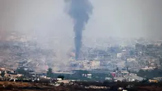 Gambar yang diambil dari posisi di perbatasan Israel dengan Jalur Gaza memperlihatkan kepulan asap hitam akibat pengeboman Israel di wilayah Palestina yang terkepung pada 18 Mei 2025. (Menahem KAHANA/AFP)