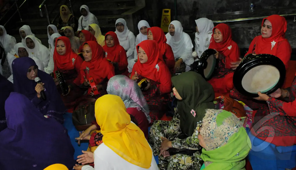 Sejumlah pengajian kaum ibu dari berbagai wilayah di Jakarta ikut menghadiri pengajian yang diselenggarakan oleh KPK, Jakarta, Selasa (17/2/2015).(Liputan6.com/Faisal R Syam)