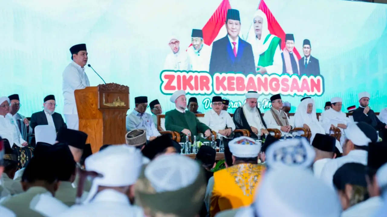 Sekretaris Jenderal Jamiyah Ahlith Thariqah Al Mutabarah Ahlussunnah Wal Jamaah (JATMA ASWAJA) KH. Helmy Faishal Zaini saat menyampaiksan sambutan di acara Zikir Kebangsaan. (Istimewa)