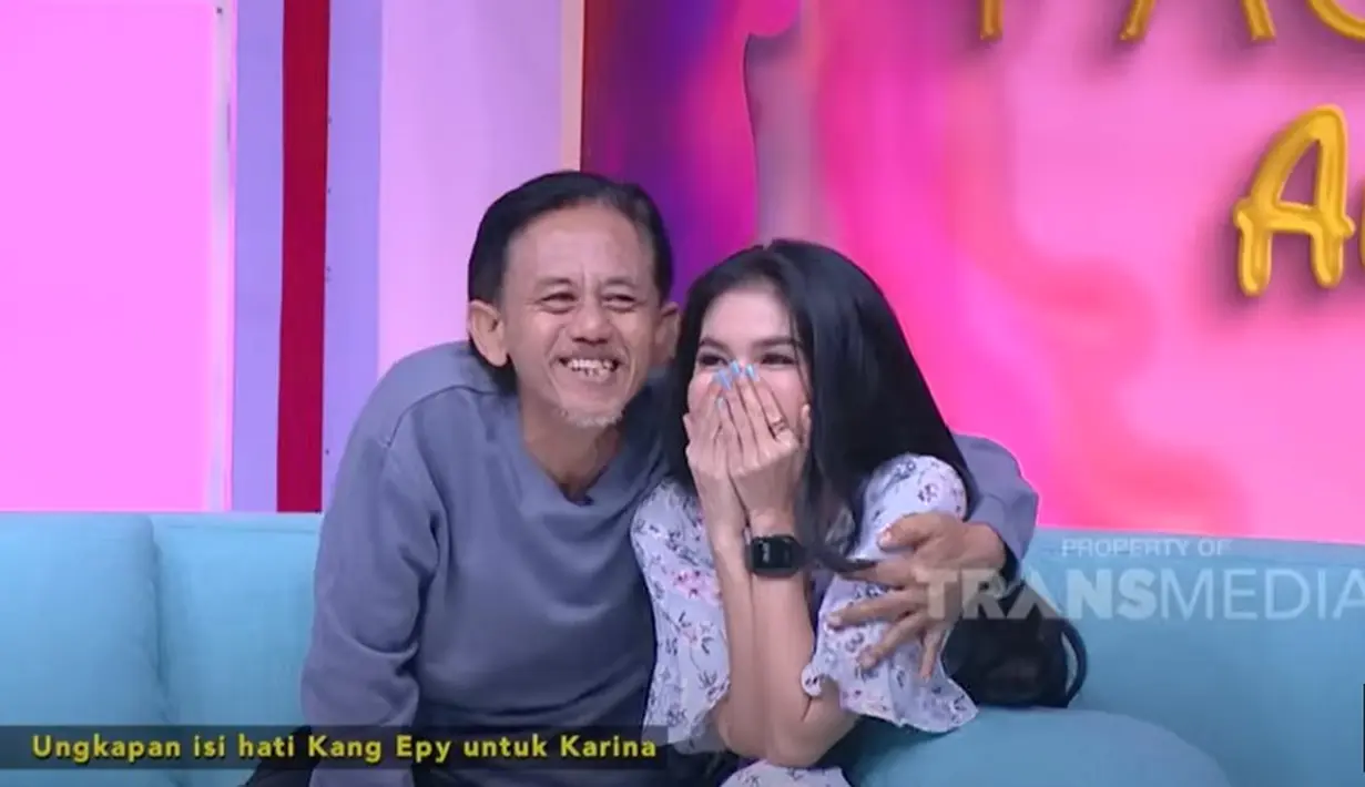 Epy Kusnandar dan Karina Ranau telah 15 tahun membina rumah tangga. Sempat diterpa isu tak sedap, keduanya tampak harmonis menjalani bahtera rumah tangga hingga sekarang. Dari pernikahannya, pasangan ini telah dikaruniai seorang anak. [Youtube/TRANS TV Official]