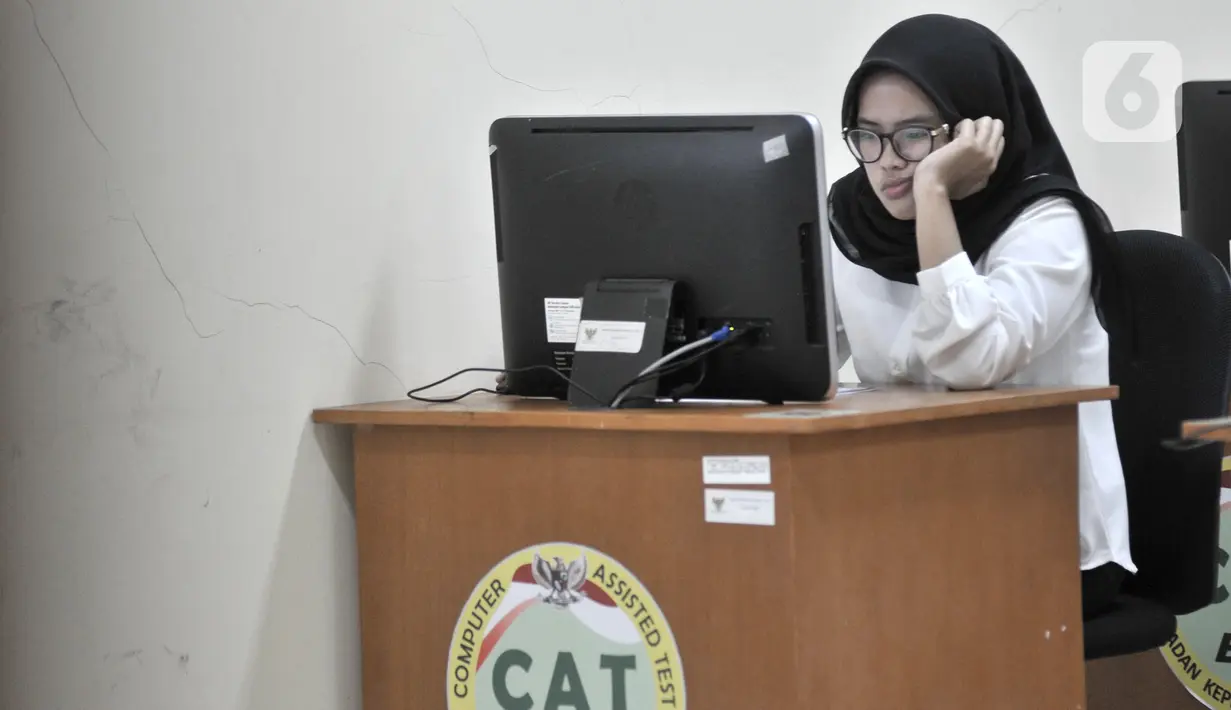 Ekspresi peserta saat mengikuti Seleksi Kompetensi Dasar (SKD) berbasis Computer Assisted Test (CAT) untuk CPNS Kementerian Agraria Tata Ruang/Badan Pertanahan Nasional (ATR/BPN) di Kantor BKN Regional V, Jakarta, Senin (27/1/2020). Seleksi diikuti 2.162 peserta. (merdeka.com/Iqbal Nugroho)