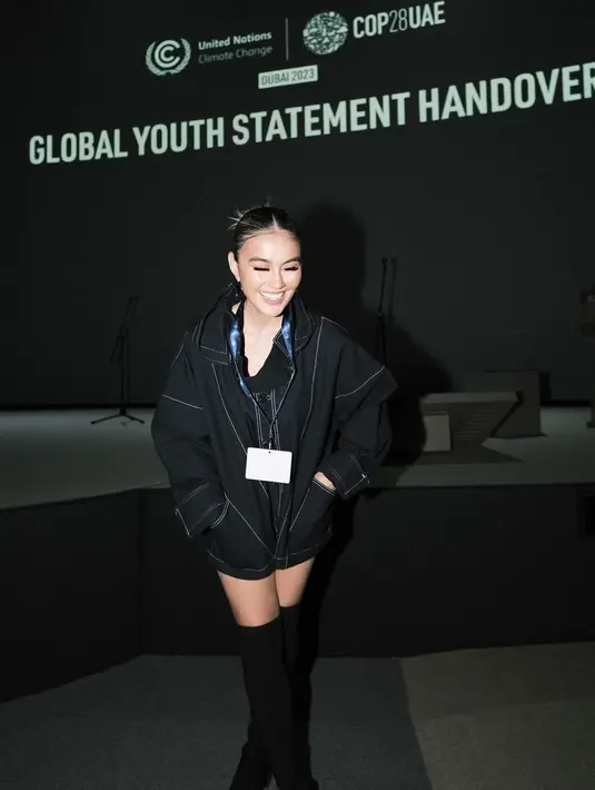 Tampil dengan gaya street style minimalis dengan oversize jacket dan boots velvet yang tinggi [@agnezmo]