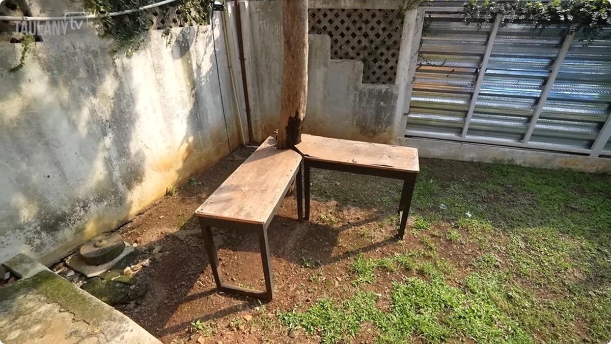 Di sana terdapat bekas set syuting luar ruangan yang sudah tidak dipakai lagi karena lokasinya yang kurang ideal dan terkena teriknya matahari.<br>