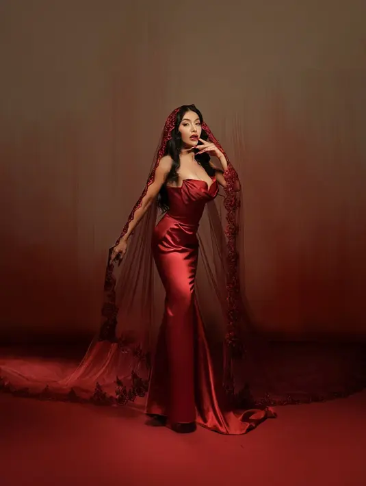 Aksen draperry di bagian dada jadi aksen yang elegan namun effortless [@denadaindonesia]