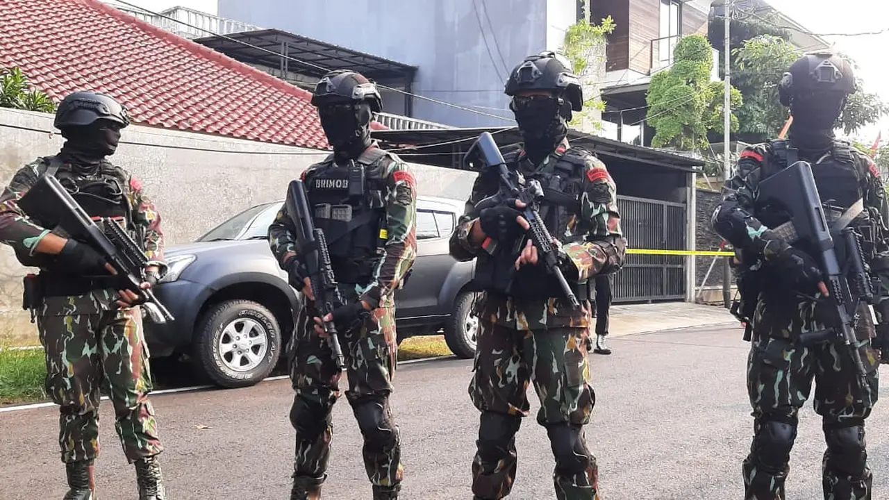 Personel Brimob mendatangi rumah pribadi Ferdy Sambo di Jalan Saguling III, Duren Tiga Barat, Pancoran, Jakarta Selatan. Tim Inafis Polri juga turut datang ke lokasi tersebut. (Liputan6.com/Ady Anugrahadi)