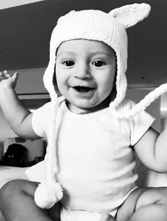 Candice Swanepoel mengunggah foto anaknya yang didandani mirip kelinci. (HollywoodLife)