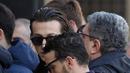 Pemain AS Roma, Alessandro Florenzi dan Pemain Juventus Federico Bernardeschi tiba menghadiri upacara pemakaman Davide Astori di Florence, Italia, Kamis (8/3). Davide Astori setelah terkena serangan jantung. (AP Photo/Alessandra Tarantino)