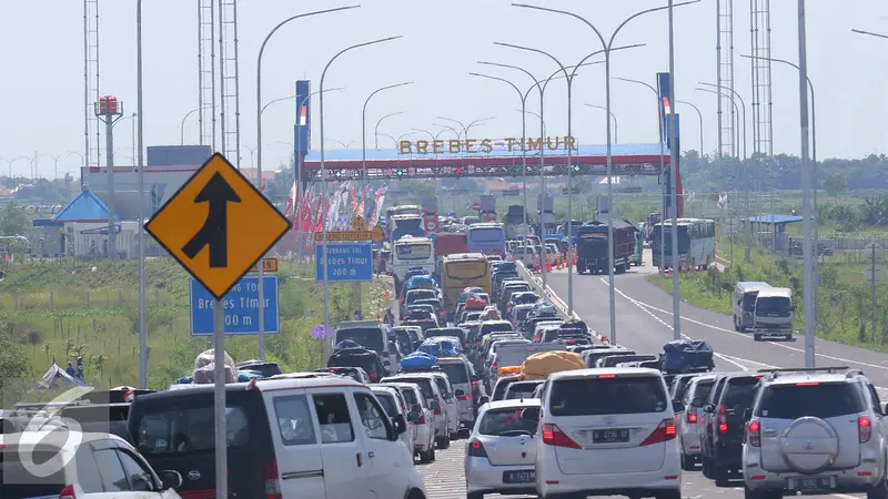 20160703-Pintu Tol Brebes Timur Macet Parah, Kendaraan Mengular Hingga 20 Km