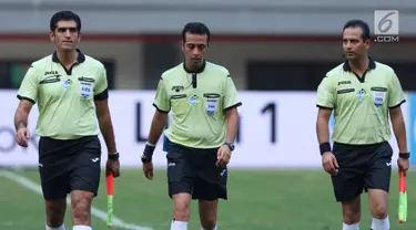 Wasit asal Iran, Bonyadifard Mooud (tengah) berjalan bersama asistennya, Alinezhadian Saeid dan Mirzabeigi Ali usai memimpin laga Persija melawan PSM Makassar di Stadion Patriot Candrabhaga, Bekasi, Selasa (15/8). (Liputan6.com/Helmi Fithriansyah)