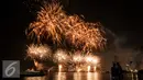Warga menyaksikan atraksi kembang api perayaan tahun baru 2017 di Pantai Lagoon, Ancol, Jakarta (1/1). Antusiasme warga menyambut tahun 2017 diramaikan dengan pesta kembang api di sejumlah sudut Ibu Kota. (Liputan6.com/Gempur M. Surya)
