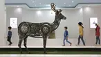 Anak-anak mengunjungi area indoor Shahreza Metal Zoo di pusat kota Shahreza sekitar 425 kilometer selatan ibu kota Teheran, Iran pada 13 Oktober 2021. Kebun binatang ini tidak menampilkan hewan asli, melainkan replika binatang yang dibuat dari logam. (AP Photo/Vahid Salemi)