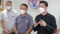 Menpora Zainudin Amali (tengah) bersama Wakil Ketua PSSI, Iwan Budianto (kiri) dan pemain Selebritis FC, Raffi Ahmad. (Kemenpora).