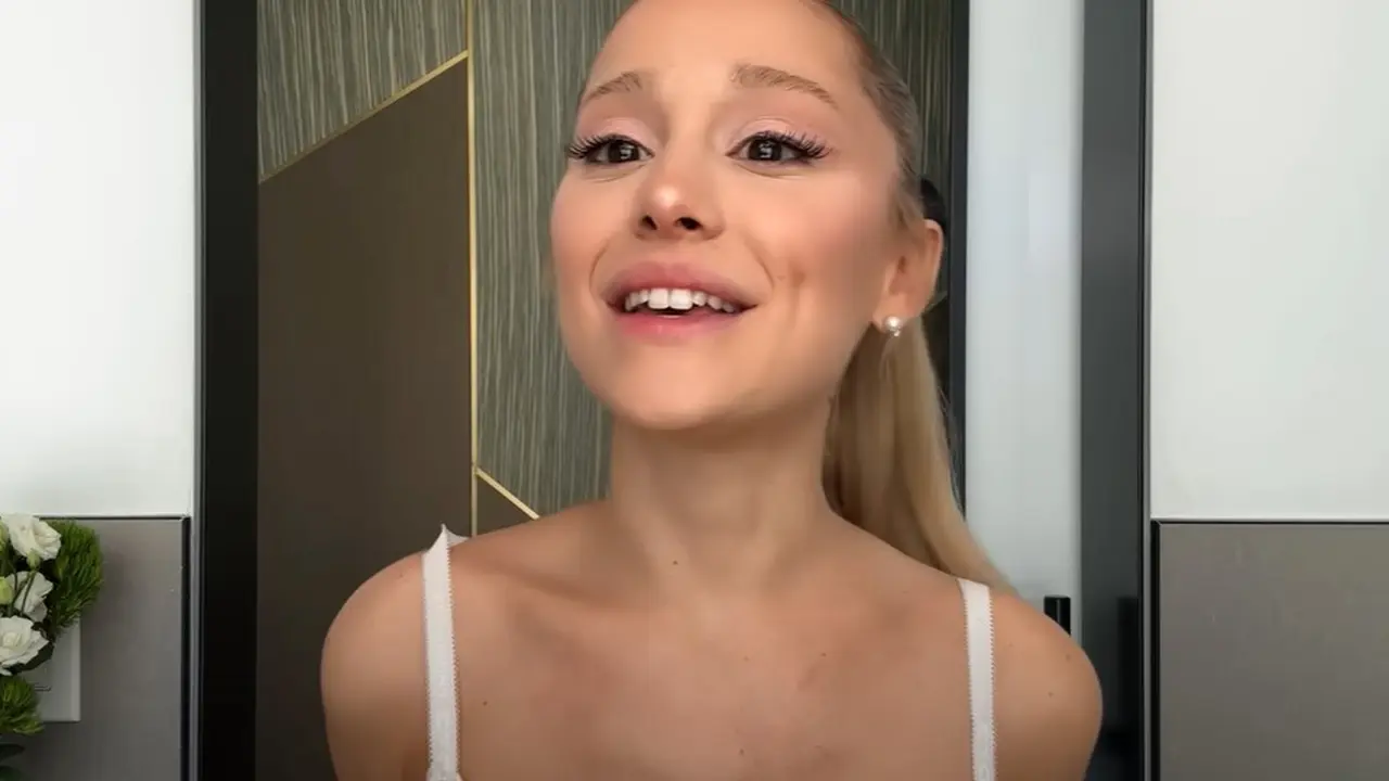Ariana Grande mengakui bahwa banyak melakukan filler bibir dan botoks. Namun, dirinya sudah tak lagi melakukan itu sejak 2018.
