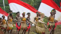 Tarian kolosal di Skow, Merauke, Papua yang masuk dalam perbatasan Indonesia-Papua Nugini. (Liputan6.com/Katharina Janur)