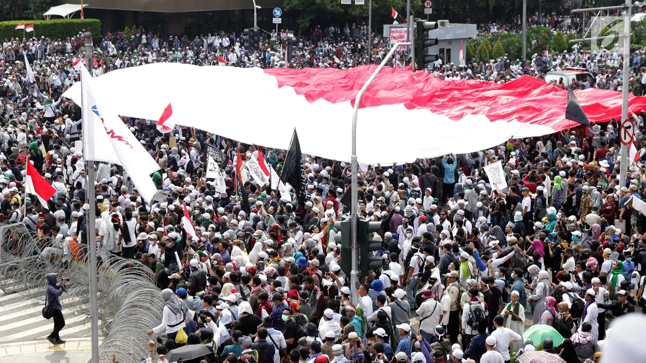 Massa Aksi 22 Mei Kibarkan Bendera Merah Putih Raksasa