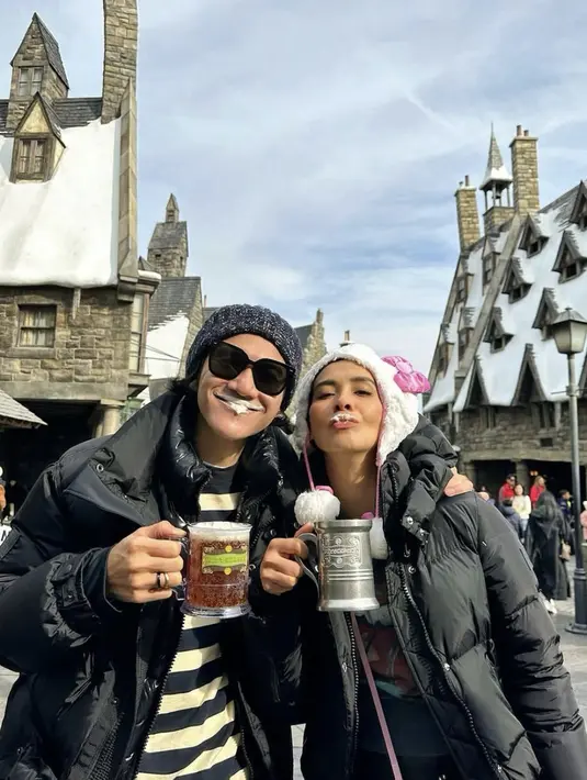 Tanpa banyak warna, hitam menjadi nuansa yang dipilih keduanya saat berlibur. [Foto: Instagram/ Marsha Timothy]