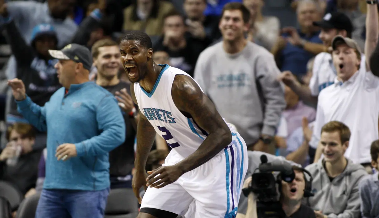 Ekspresi pemain Charlotte Hornets, Marvin Williams usai melakukan dunk saat melawan Miami Heat pada laga NBA di Spectrum Center, (29/12/2016). Hornets menang 91-82. (AP/Nell Redmond)