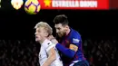 Pemain Barcelona, Lionel Messi (kanan) berebut bola udara dengan pemain Valencia Carlos Soler saat bertanding dalam lanjutan Liga Spanyol di Camp Nou, Spanyol, Minggu (3/2). Dua gol Messi membuat pertandingan berakhir 2-2. (AP Photo/Manu Fernandez)