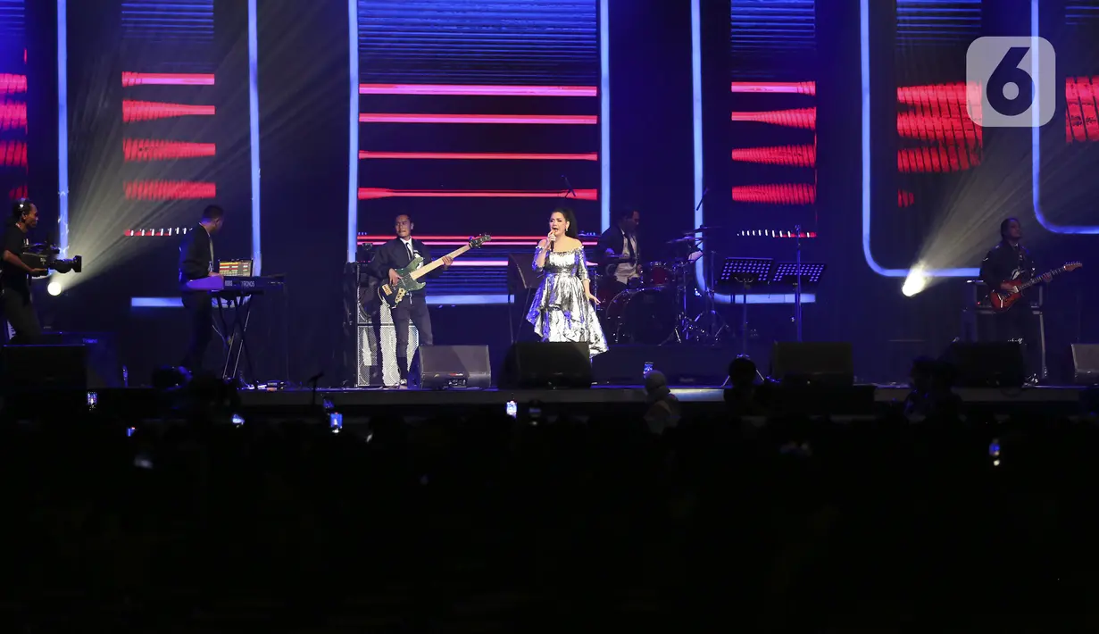Penyanyi Vina Panduwinata tampil pada hari pertama BNI Java Jazz Festival 2022 di JIExpo Kemayoran, Jakarta, Jumat (27/5/2022). Perhelatan musik BNI Java Jazz Festival 2022 digelar pada 27-29 Mei yang menampilkan musisi-musisi dari dalam dan luar negeri. (Liputan6.com/Johan Tallo)