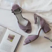 Berikut adalah beberapa tips dan cara merawat sepatu suede Anda agar selalu tampak menawan. [pexels/denys].