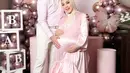 Selain itu, Syahrini  pamer baby bumpnya yang semakin besar kenakan dress satin berwarna pink [@princessyahrini]