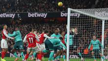 Kemelut terjadi di depan gawang Wolverhampton dalam skema sepak pojok Arsenal (AP Photo/Richard Pelham)