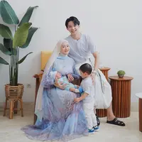 Dress organza dengan aksen puff pada lengan dan ruffle pada rok buat Dinda Hauw terlihat layaknya princess.