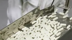 Sebuah mesin memproduksi obat Mildronate (Meldonium) di perusahaan farmasi Grindeks di Latvia, 23 November 2010. Pada 1 Januari 2016, obat  ini masuk dalam kategori terlarang karena bisa dipakai untuk meningkatkan performa atlet. (REUTERS/Ints Kalnins)
