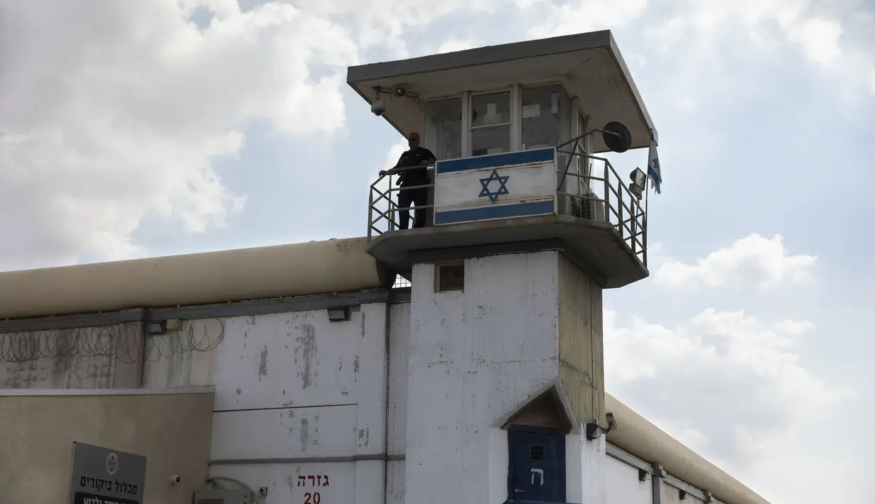 Seorang penjaga penjara berdiri di penjara Gilboa di Israel utara, Senin (6/9/2021). Pasukan Israel pada hari Senin melancarkan perburuan besar-besaran di Israel utara dan Tepi Barat  setelah beberapa tahanan Palestina melarikan diri. (AP Photo/Sebastian Scheiner)